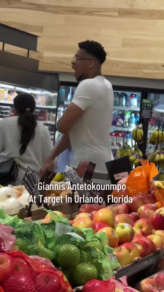 好男人?。∽帜父缭趭W蘭多度假 陪妻子一起逛超市
