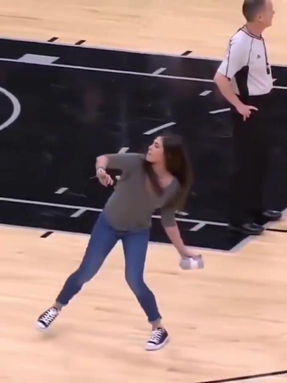 不愧是美國女籃主力，普拉姆的力量太嚇人了