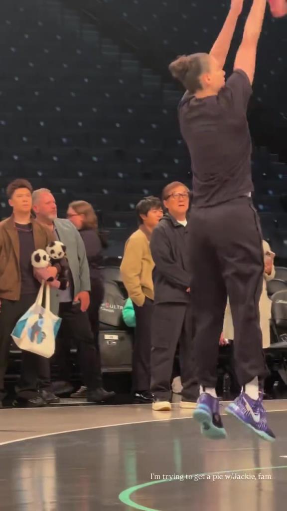 71歲成龍現(xiàn)身巴克萊中心看女籃比賽：她們投籃怎么那么準?。?！