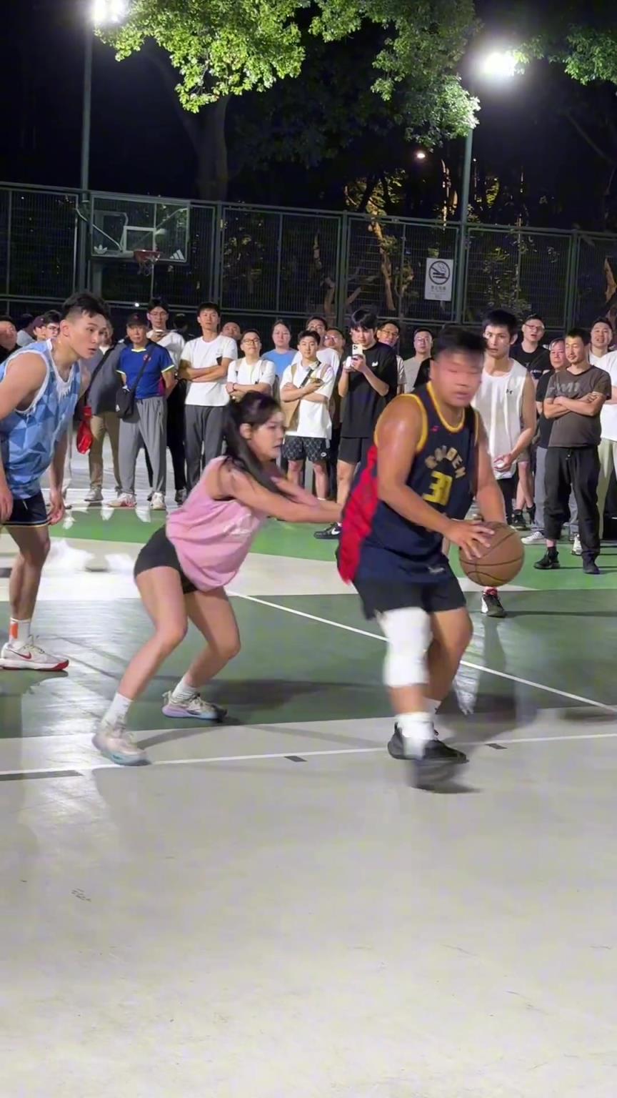 這哥們看見防自己的是女生，一個勁背打，球也不傳了